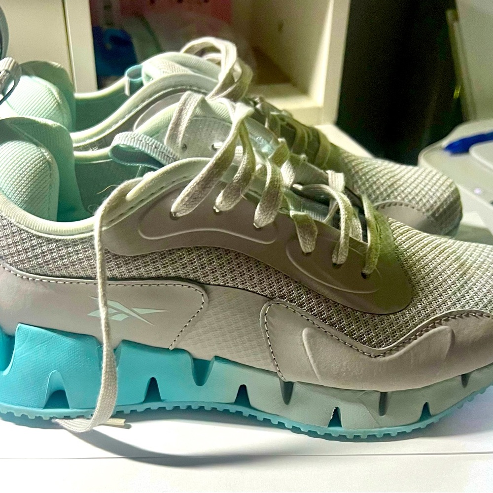 Ladies Reebok sneakers size 8 NWT.